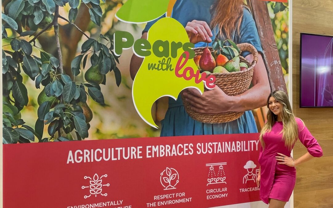 « PEARS WITH LOVE » AURA SON STAND À FRUIT LOGISTIQUE 2023.
